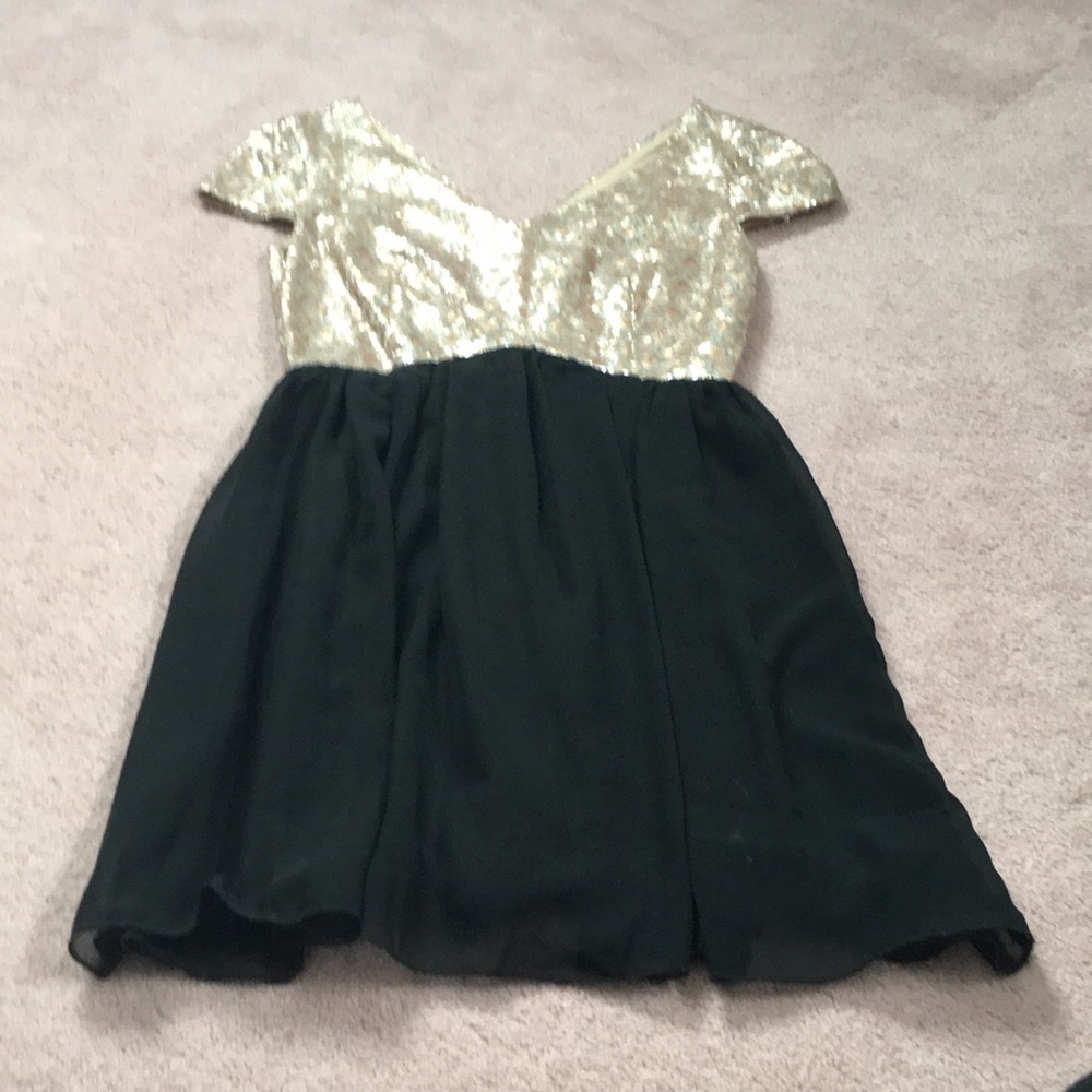 Super cute flowy V neck short dress